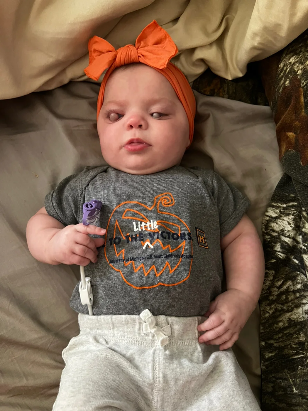 Helena com laço laranja